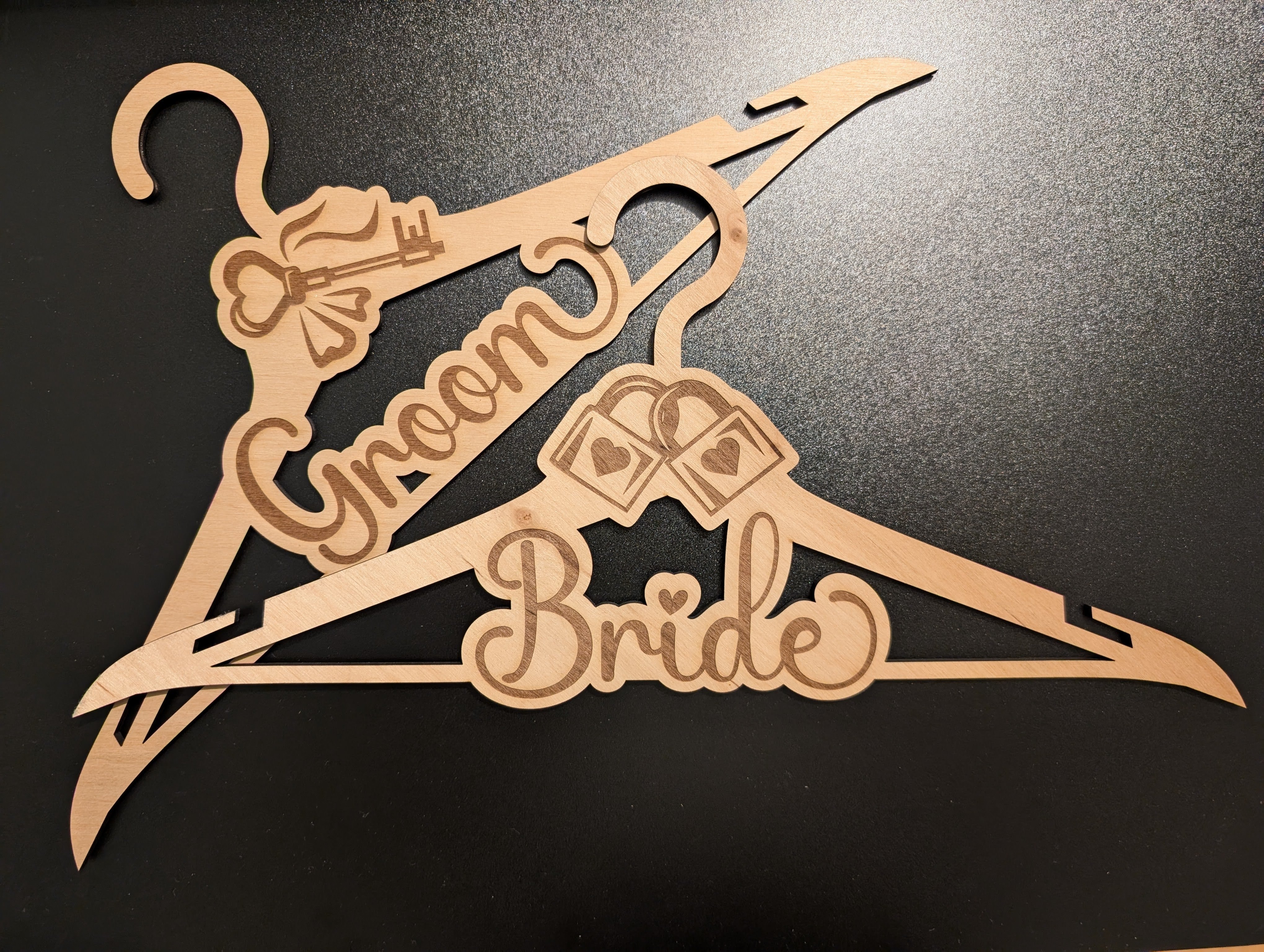Set 2 umerașe nunta personalizate - Mire și Mireasă, lemn natural