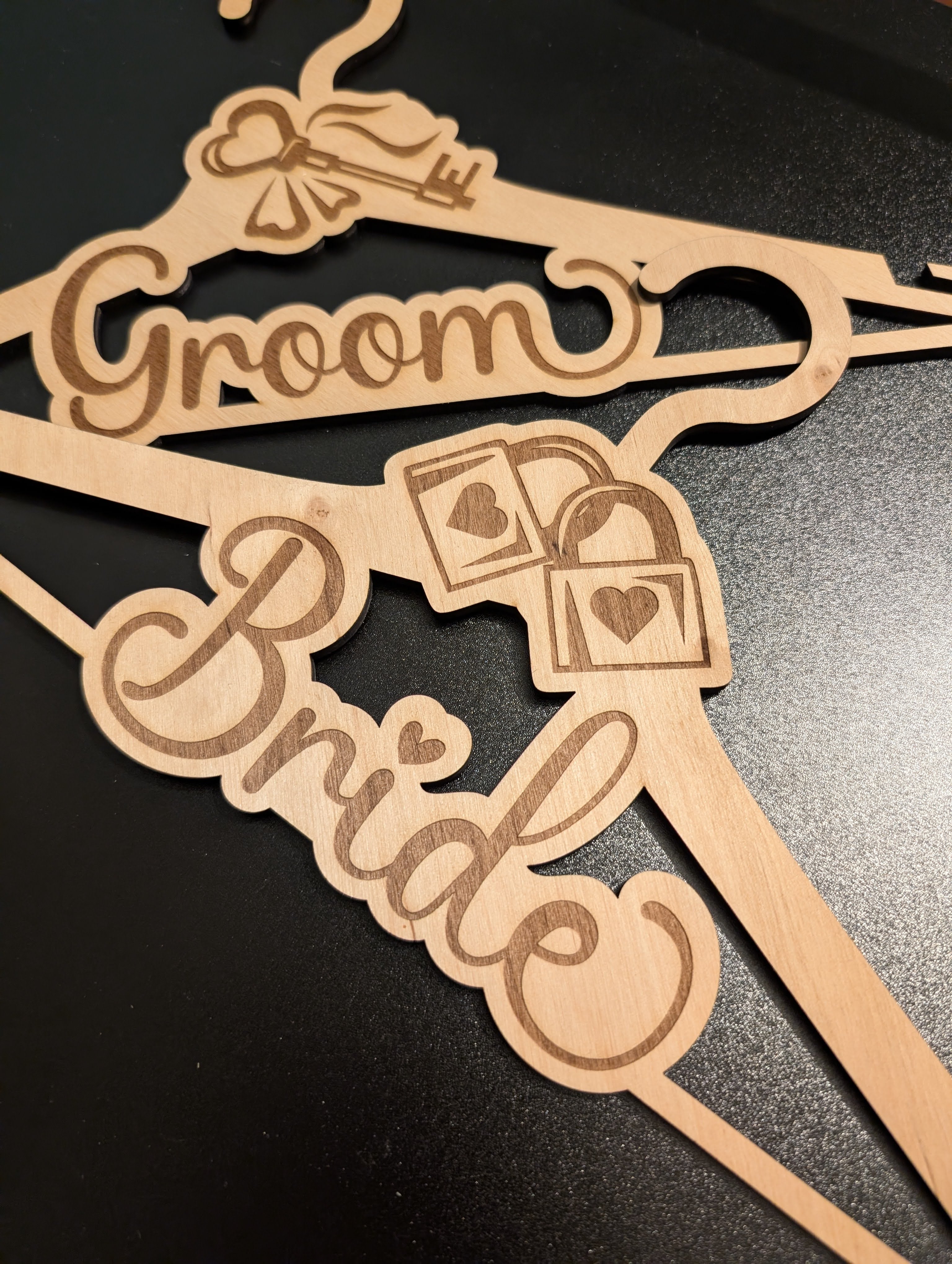 Set 2 umerașe nunta personalizate - Mire și Mireasă, lemn natural