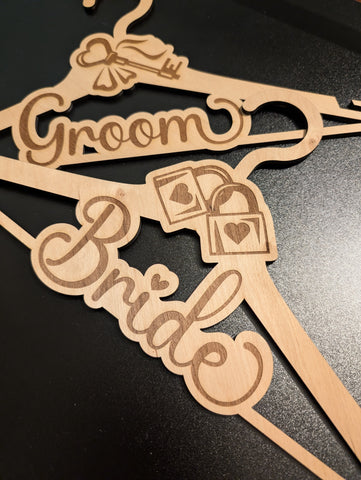 Set 2 umerașe nunta personalizate - Mire și Mireasă, lemn natural